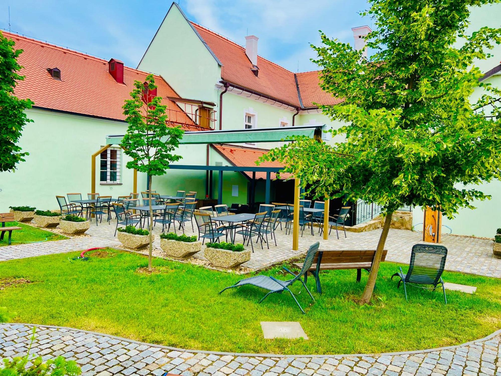 Penzion Daniz Hotel Chvalovice  Exterior photo